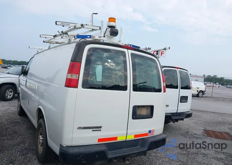 2015 Chevrolet Express 2500 Work Van z USA, uszkodzony, nr VIN 1GCWGFCFXF1272180